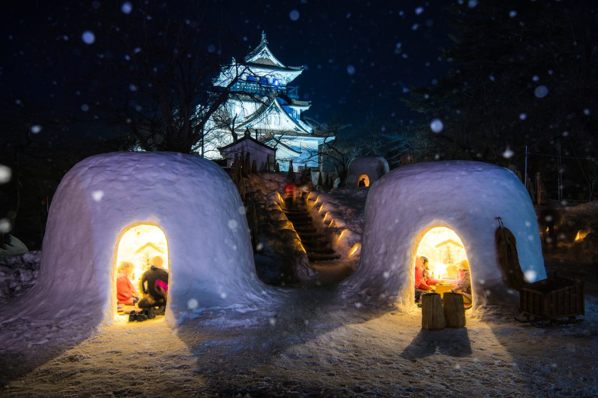 弘前城とかまくら（Hirosaki Castle and snow igloo）
