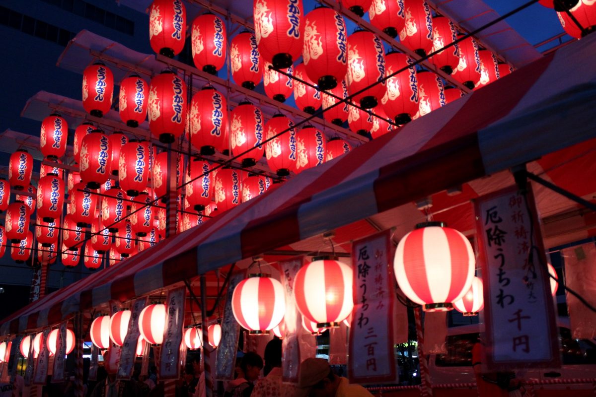 柔らかな光を放つとうかさん大祭の提灯（lanterns giving off gentle light at Tokasan Festival）