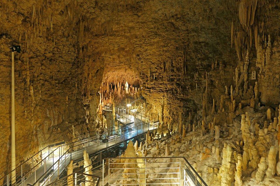 玉泉洞（Gyokusendo Cave）