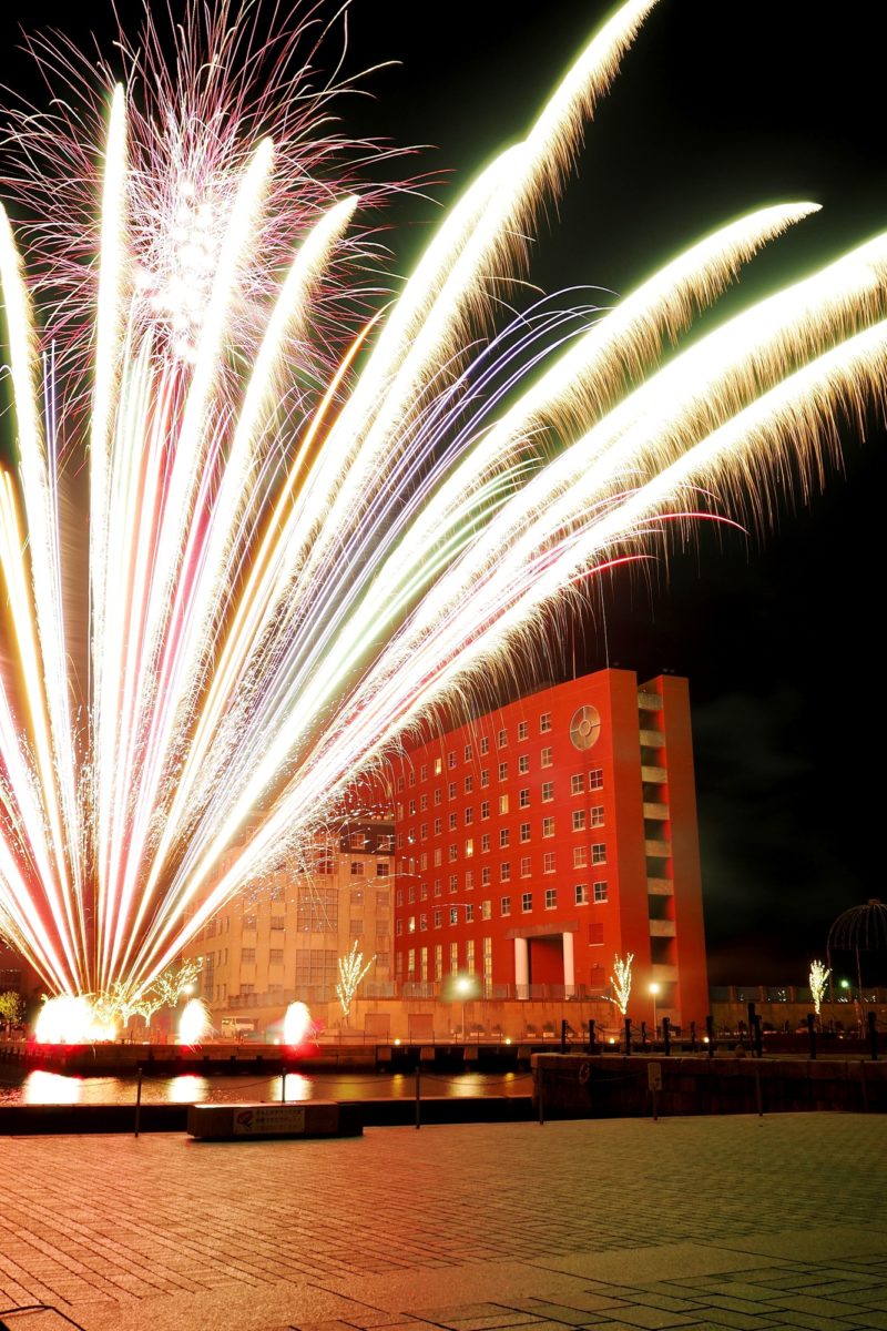 門司港で打ち上げられる花火（Fireworks fired at Mojiko Port）