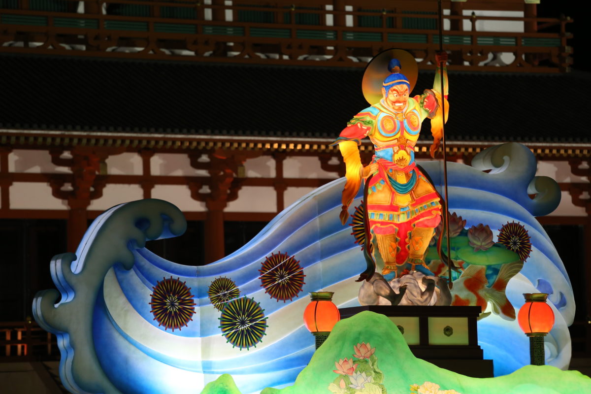 朱雀門を背景にライトアップされた大立山（Ootateyama lit up on the background of Suzakumon Gate）