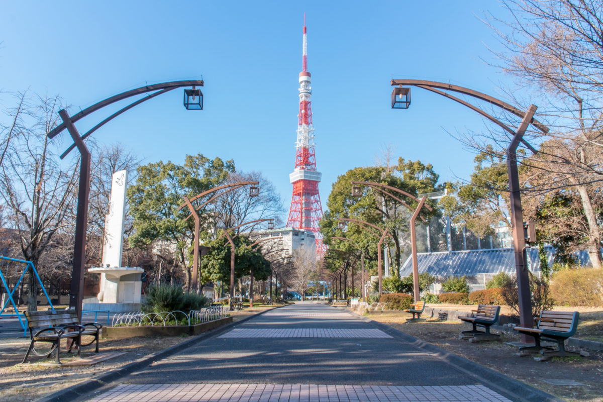 東京タワーが見える芝公園（Shiba Park where visitors can see Tokyo Tower）
