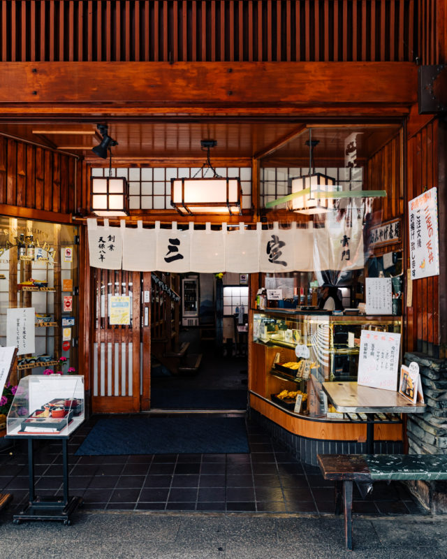 ごま油香る江戸前天ぷらと、180年余の歴史ある特製ダレの相性抜群！日本最古の天ぷら専門店