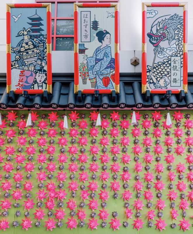 浅草花月堂本店のかざぐるまの壁（Kazaguruma no Kabe (Wall of pinwheels) of Asakusa Kagetsudo Main Shop）