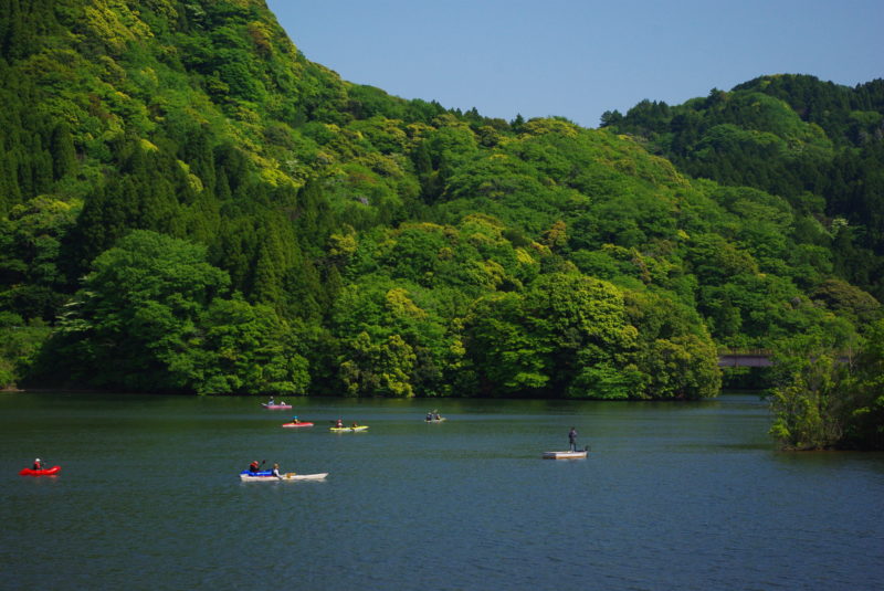 亀山湖でカヤックを楽しむ人々（People enjoying Kayak on Lake Kameyama）