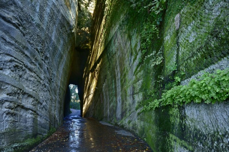 灯籠坂大師の切通しトンネル（ Tourouzaka Taishi no Kiritoshi Tunnel）