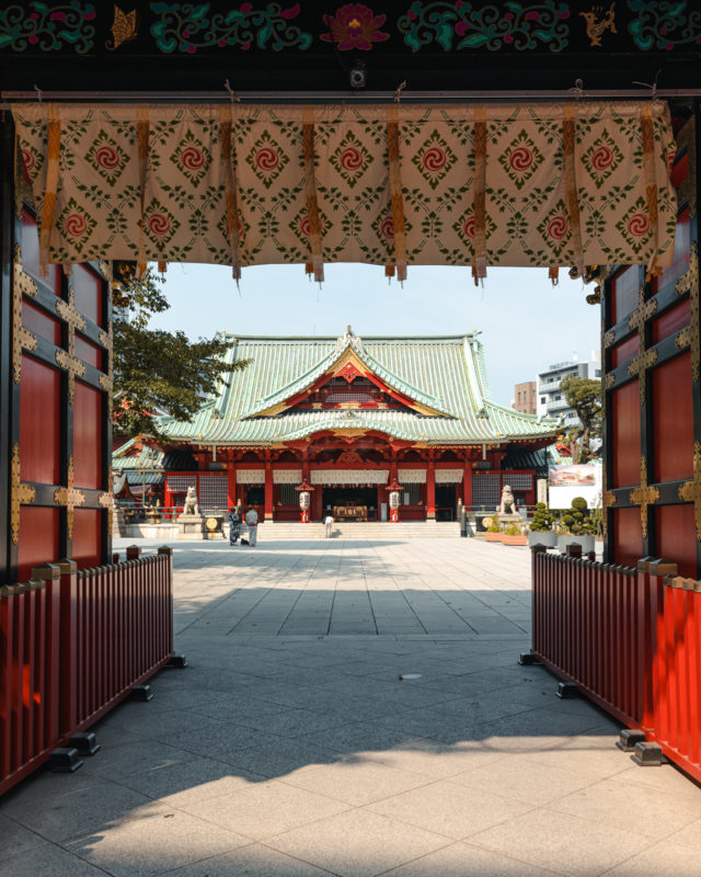 神門から見える神田神社の本殿（The main hall of Kanda Shrine viewed from Shinmon Gate）