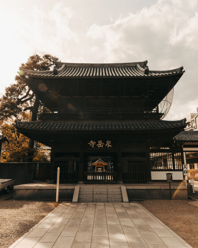 高輪ゲートウェイ駅を見学がてら立ち寄りたい。徳川家康によって創建された、赤穂浪士たちが眠る「泉岳寺」