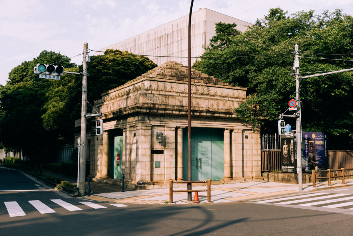 上野駅と日暮里駅の間にある、今は使われていない地下駅。東京都選定歴史的建造物に指定されている「旧博物館動物園駅」