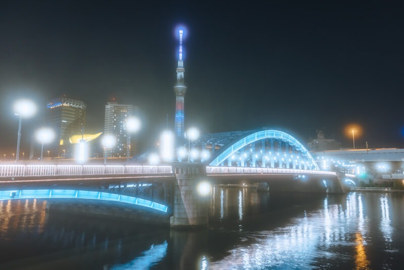 東京スカイツリー®︎とコラボした夜景が話題の撮影スポット。隅田川の上に架かる橋「駒形橋」