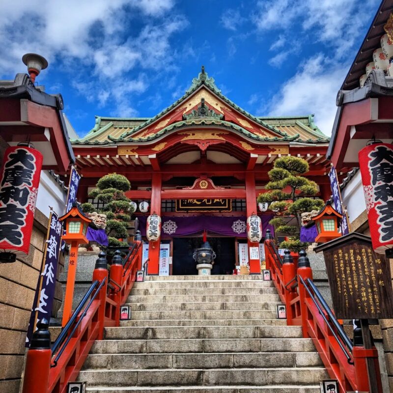 アメ横商店街で見つけた、気力・体力・財力を与えてくれるパワースポット。上野広小路に残る最後の寺院「摩利支天 徳大寺」