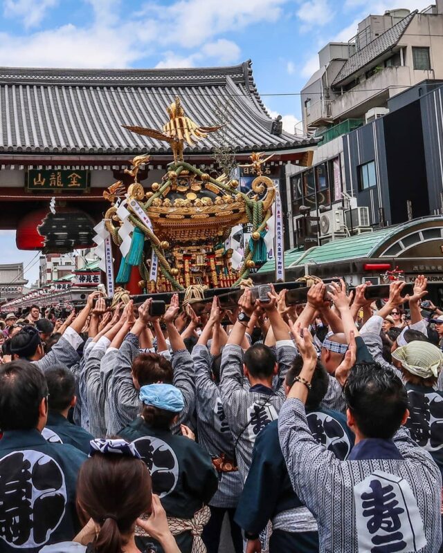 活気あるかけ声と100基の神輿が浅草をアツくする！「三社祭」が2023年5月19日〜5月21日に開催