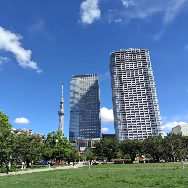 東京スカツリーⓇを眺めながら遊ぼう！ロケット型遊具など子ども向け設備が充実「錦糸公園」