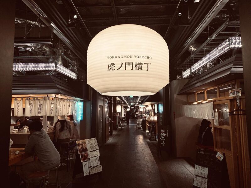 東京の名店が集合。大人な横丁でこだわりのお酒と料理を楽しむ「虎ノ門横丁」