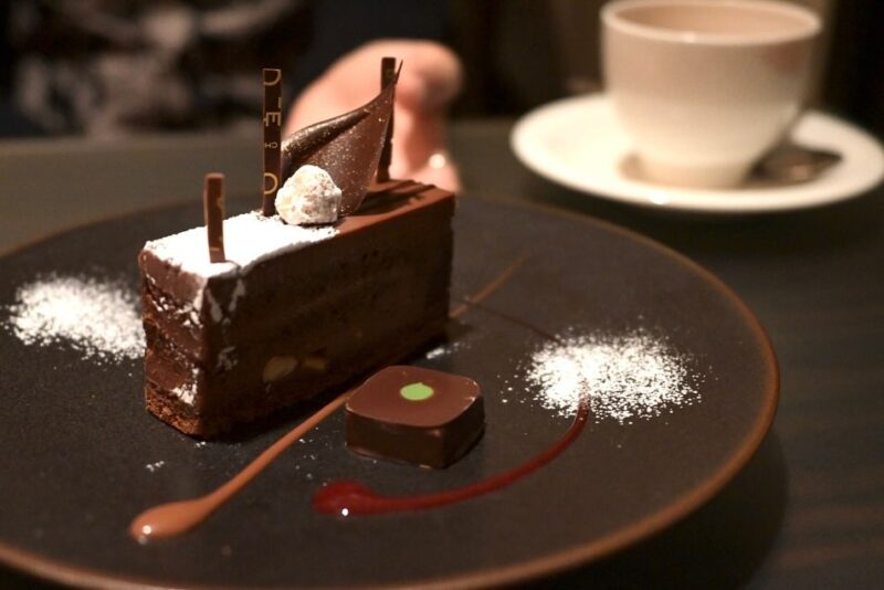 バレンタインデーにおすすめ。サロン併設のチョコレート専門店と、東京ベイの夜景が楽しめるフレンチレストラン