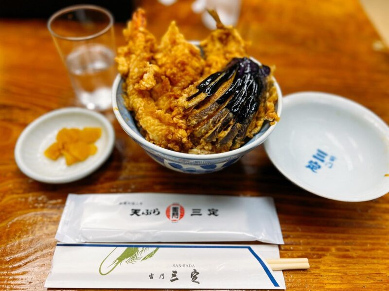 日本最古の天ぷら屋「雷門 三定」でボリューム満点の天丼に舌鼓！