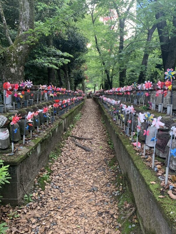 お地蔵様が並ぶ増上寺「千躰子育地蔵尊」で願う、子どもの成長